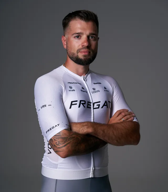 Алексей Курбатов в форме FREGAT стоит со скрещёнными руками